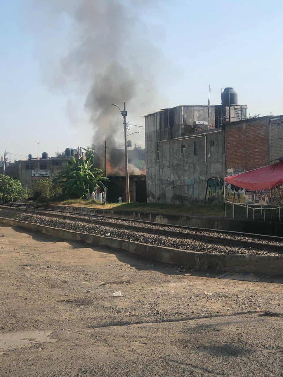 Arde choza de madera en la colonia Jacarandas, Morelia 