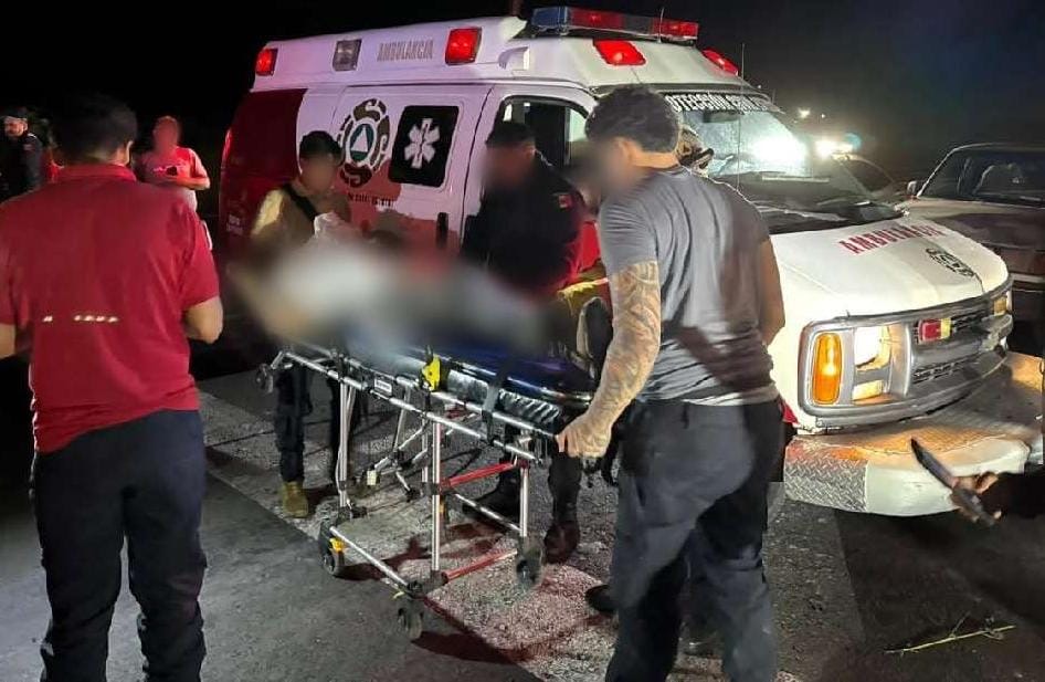 Transportista termina con una pierna prensada, al tratar de maniobrar para evadir bloqueo carretero en La Piedad