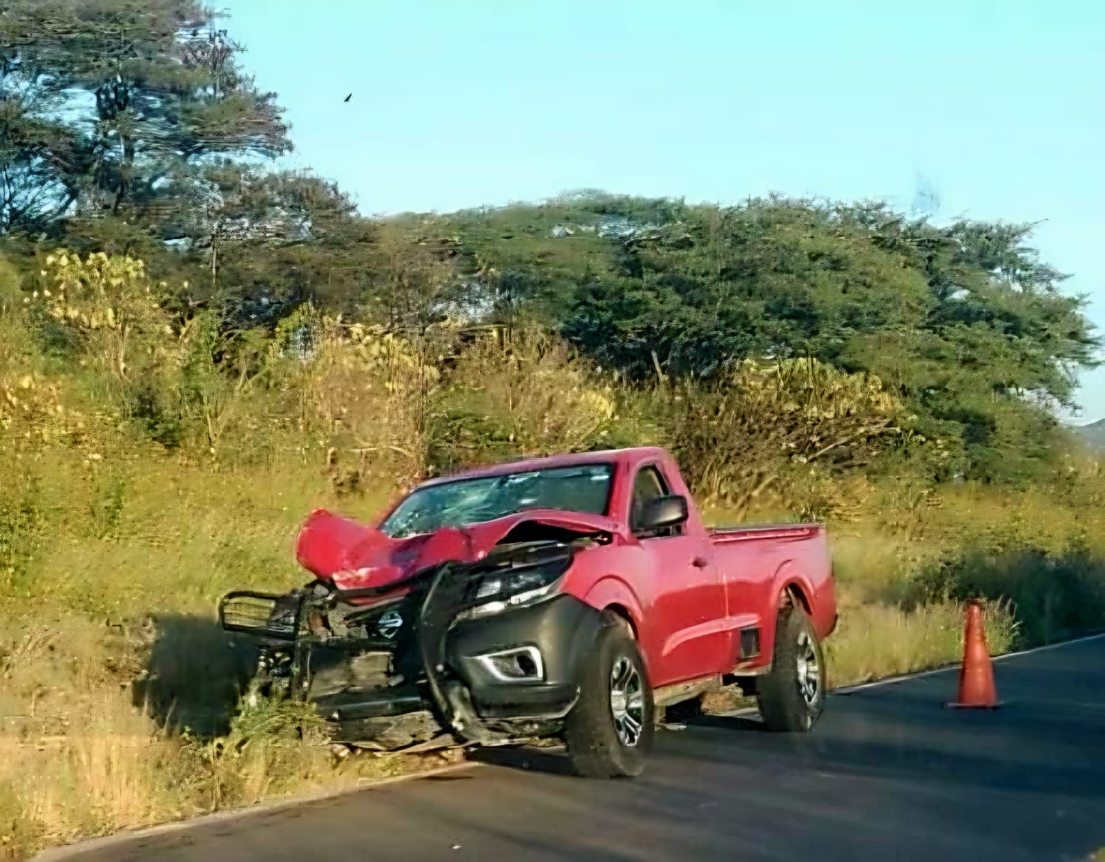Una mujer mu3rta y un joven lesion4dos al ser ch0cada su moto por una camioneta