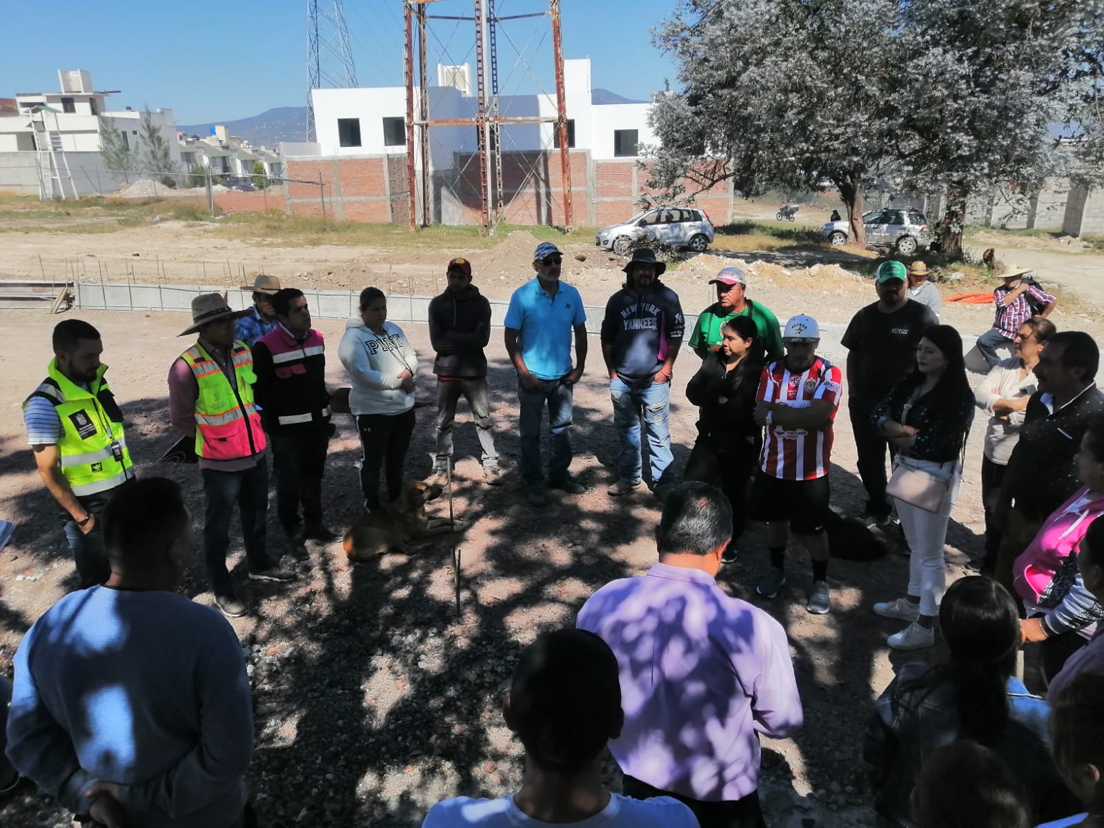 Habitantes de la Colonia Lomas del Salto se reúnen con encargados de obra de la ampliación del libramiento sur para exponer problemáticas