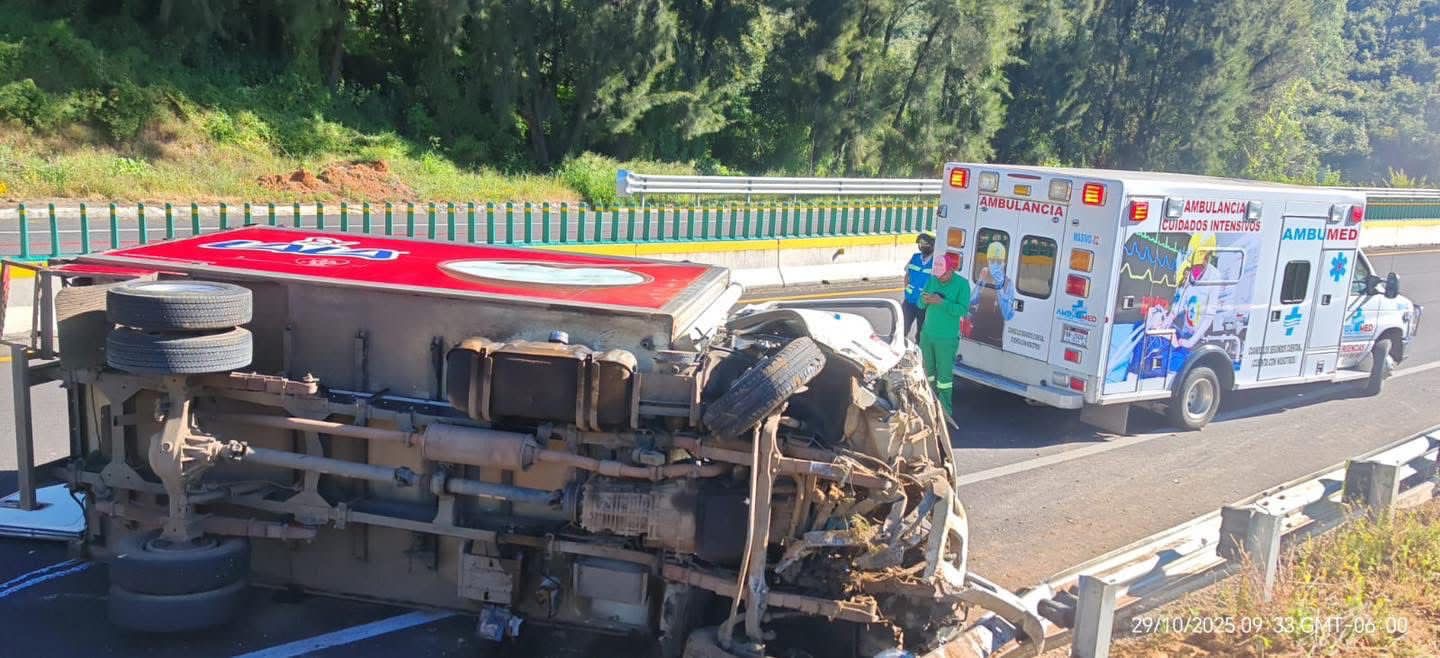 Volcadura de camión de la empresa LALA provoca movilización en la Autopista Siglo XXI