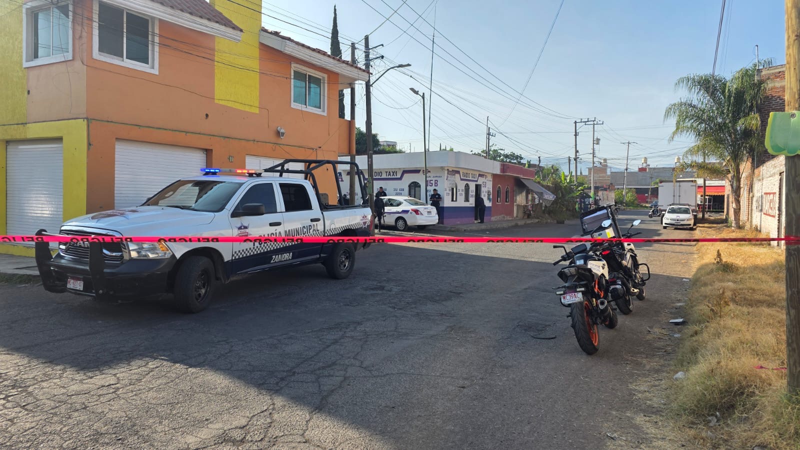 A balaz0s y con b0mbas molotov at4can base de taxis, en Zamora