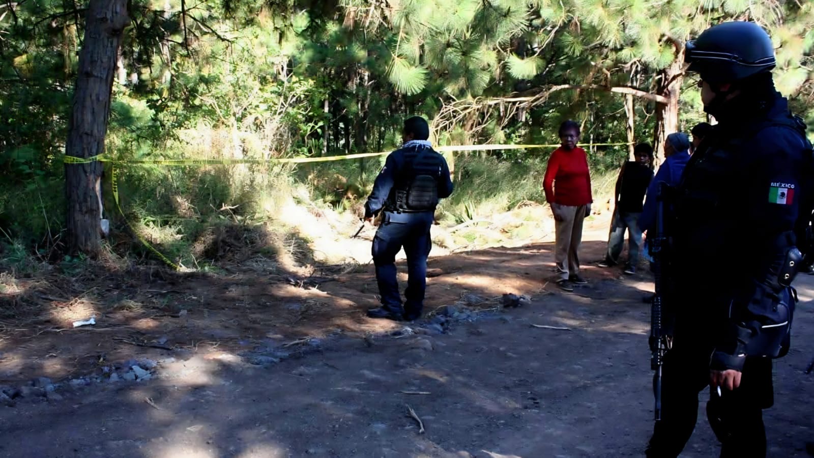 Localizan dos ej3cut4d0s, maniatados y con narcomensaje, al poniente de Uruapan 