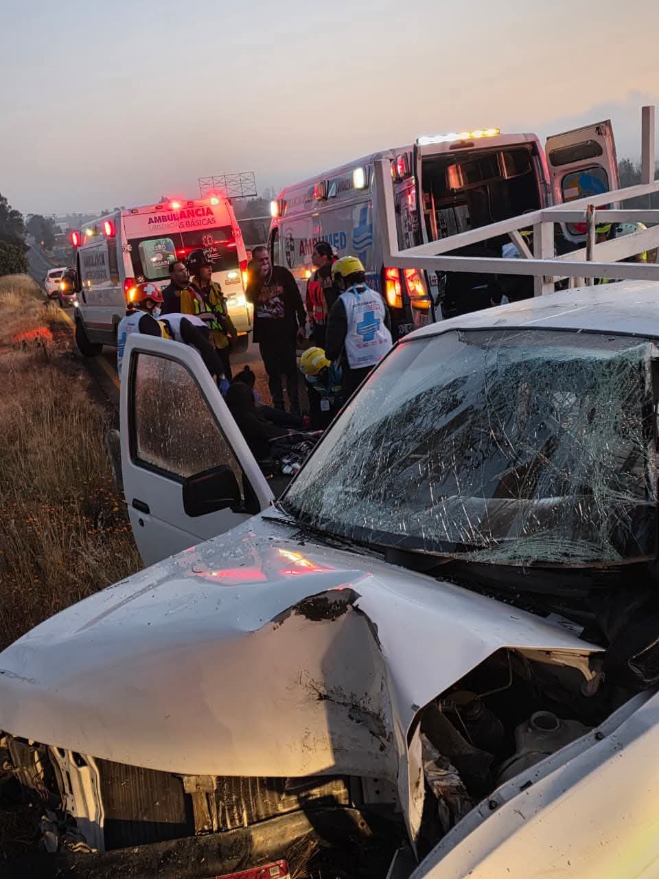 Choque de camioneta contra árbol deja 4 heridos en la Morelia-Pátzcuaro 