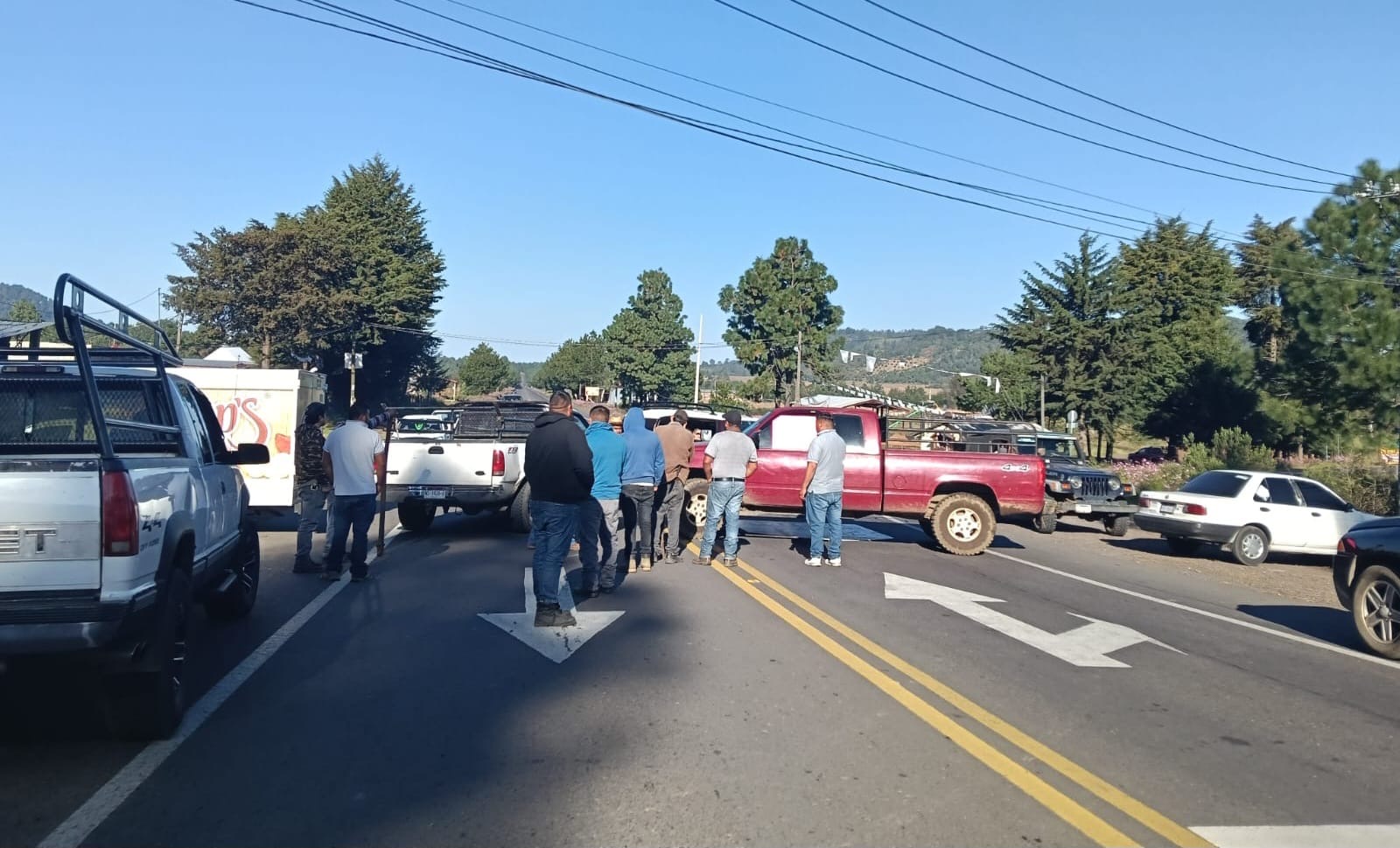 Con marchas y bloqueos carreteros en Uruapan; exigen justicia por el h0micidio del alcalde Carlos Manzo
