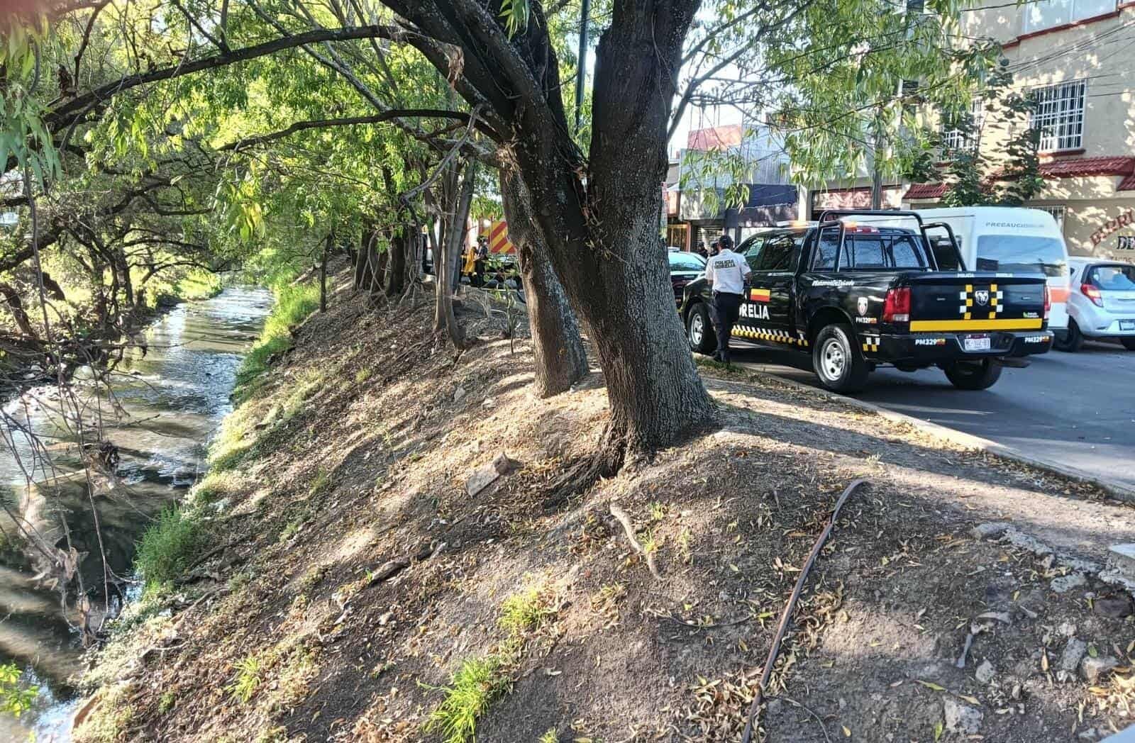Mujer sufre caída a la orilla del Río Chiquito en Morelia; policías y bomberos la auxilian