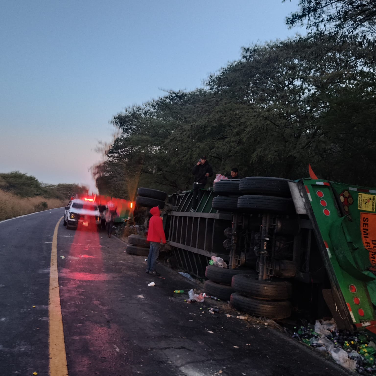 Camión refresquero vuelca en Ecuandureo y se desata rapiña 