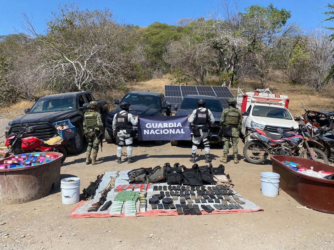 Guardia Nacional y Ejército Mexicano aseguran arsenal, droga y vehículos, en Huetamo