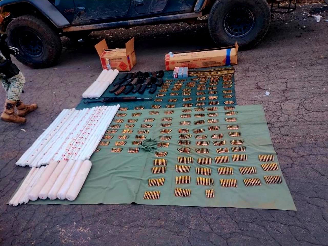 Ejército y Guardia Nacional aseguran material explosivo y armamento, en Cotija