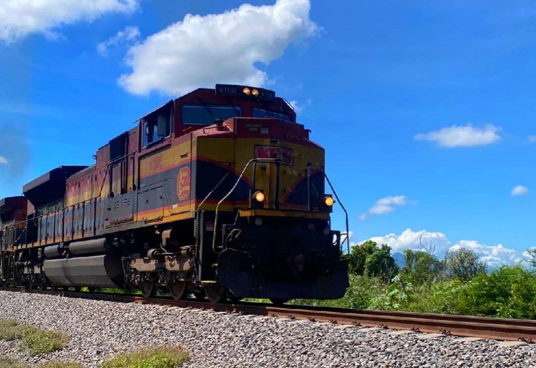 Delicuentes roban mercancía del tren en Arteaga 