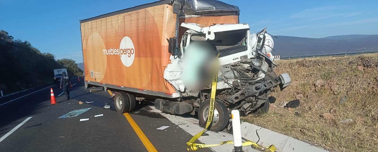Camión mueblero ch0ca en la autopista México-Guadalajara; hay 1 mu3rto y 2 h3ridos 