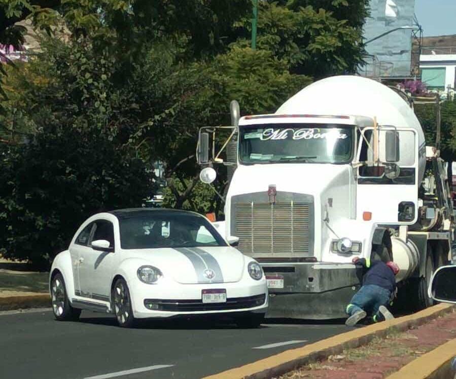 Se registra choque entre camión revolvedor y auto en el Libramiento Suroriente de Morelia 
