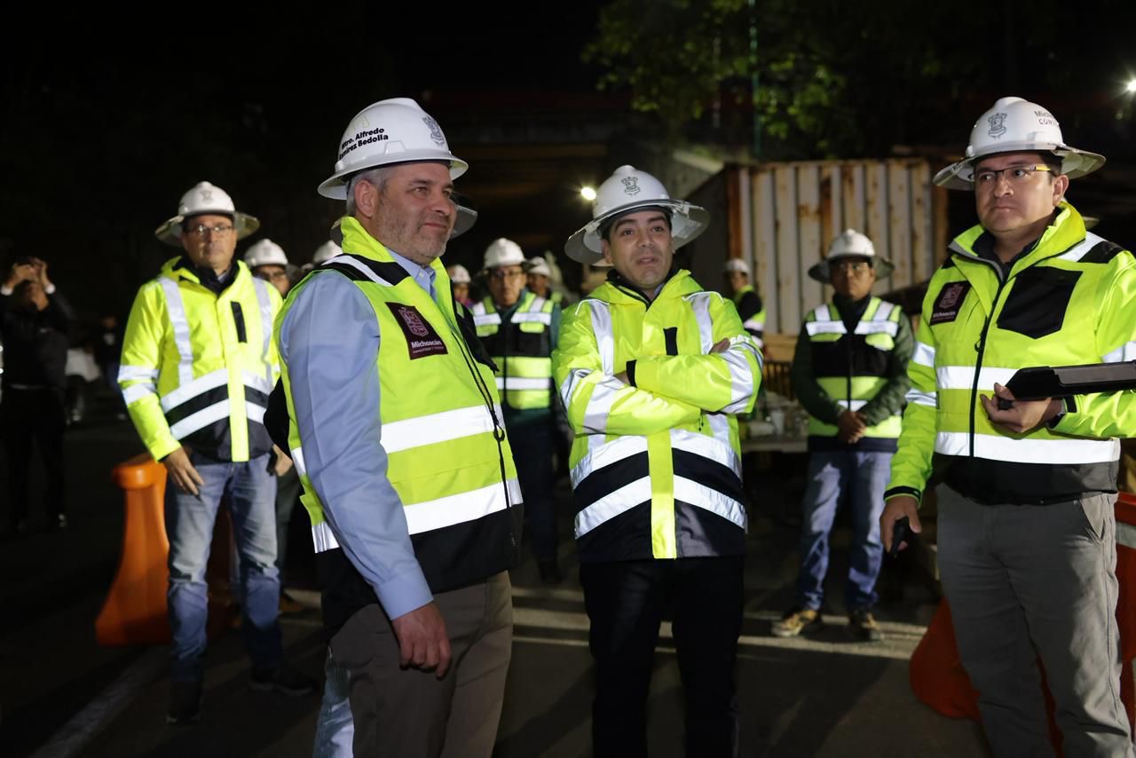 Supervisa Bedolla colocación de trabe en distribuidor vial de salida a Pátzcuaro