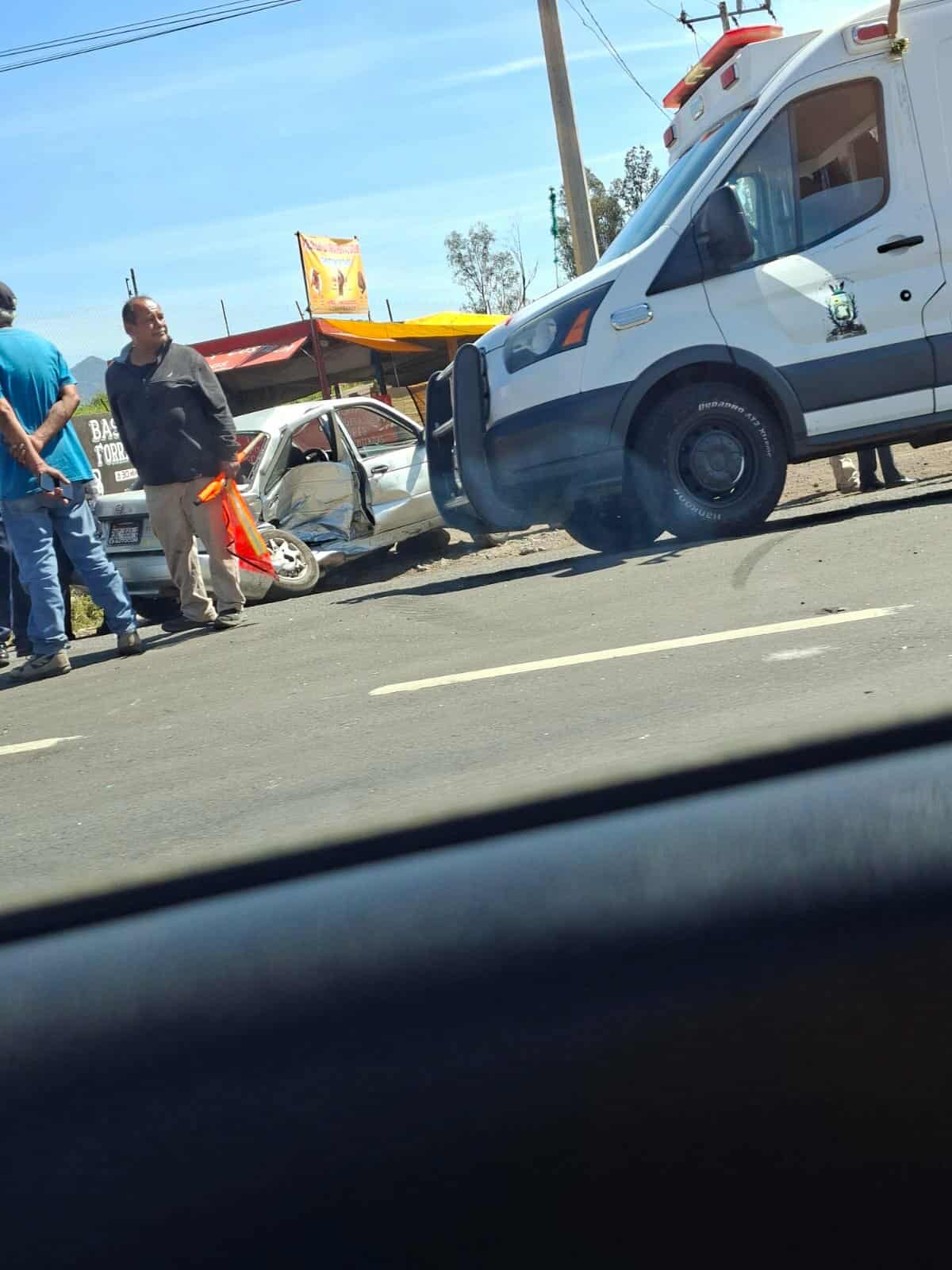 Se registra choque entre 2 vehículos sobre la Morelia-Pátzcuaro 