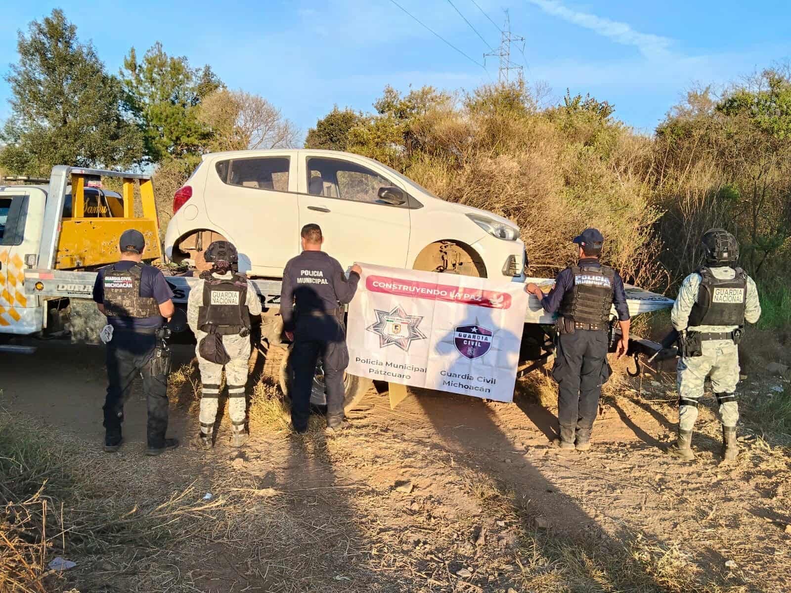 Policías y militares hallan auto robado en Pátzcuaro 
