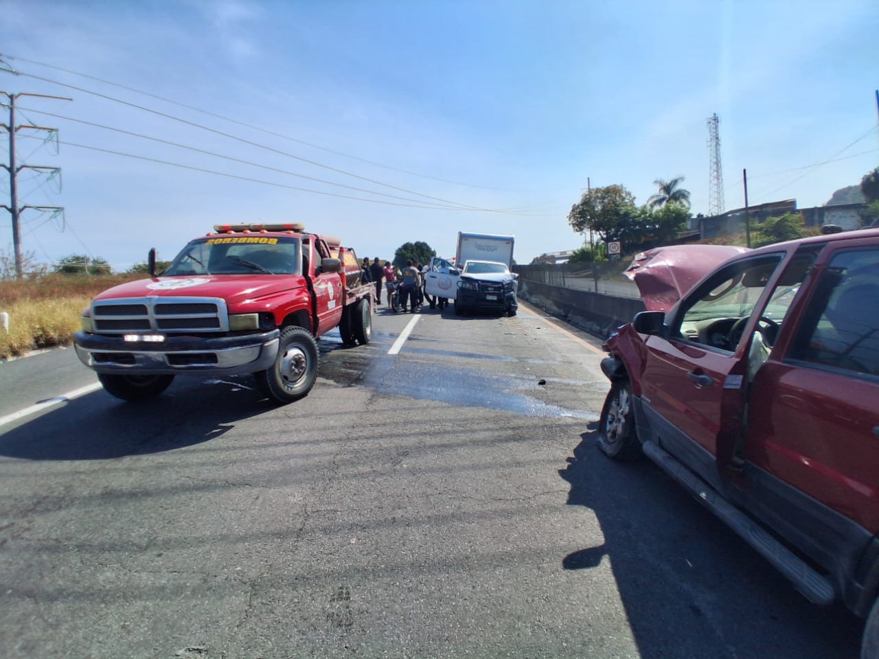 Choque frontal en la Cuatro Caminos-Apatzingán deja tres lesionados