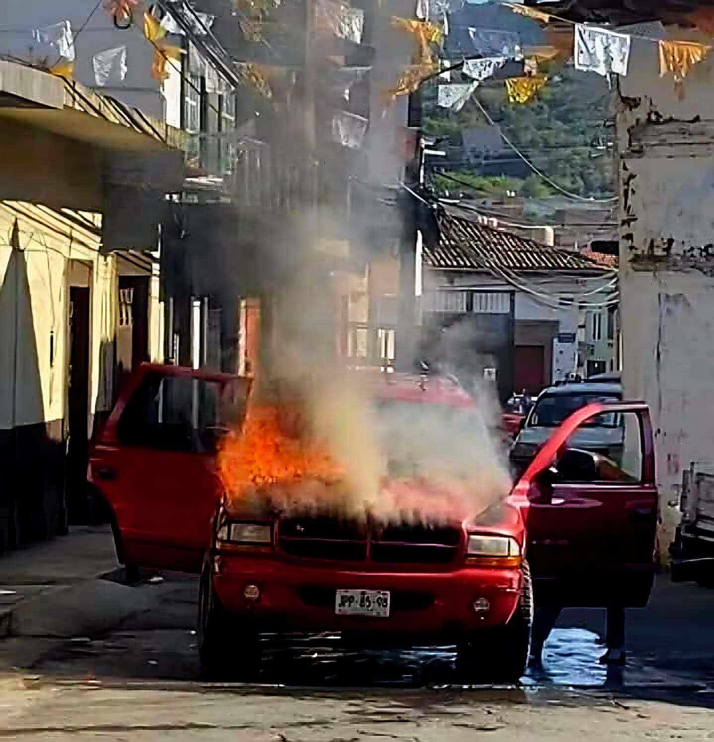 Se incendia camioneta en el centro de Quiroga 