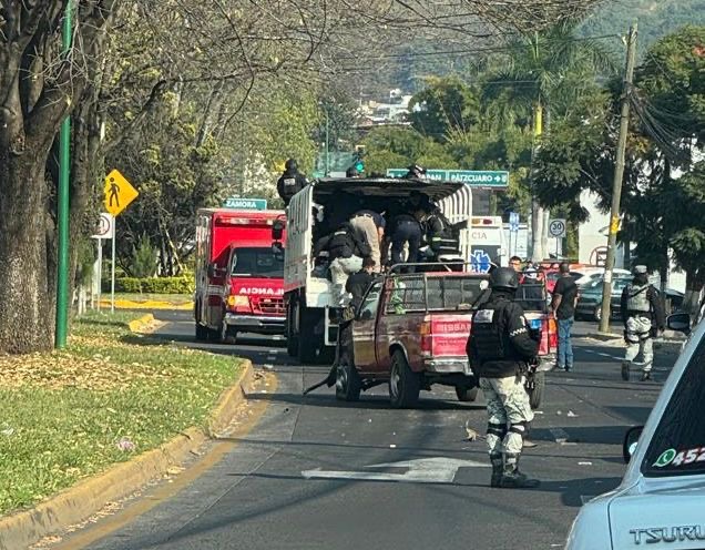 Ch0que de camión de la Guardia Nacional deja 5 oficiales herid0s, en Uruapan
