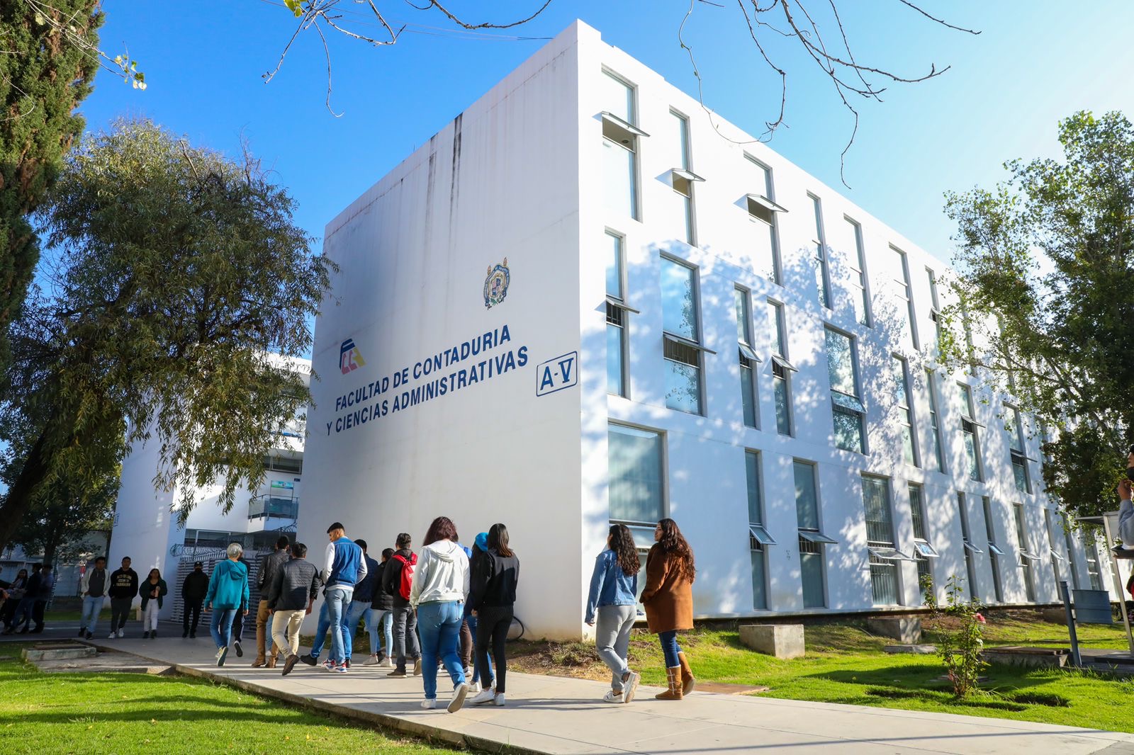 UMSNH pone al alcance de los egresados del área económico administrativa opciones para seguirse preparando