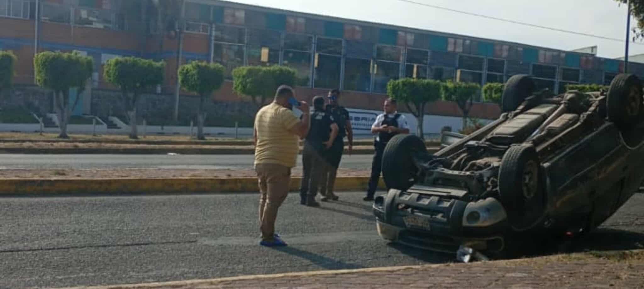 Vuelca auto en la Av. Madero Oriente de Morelia 
