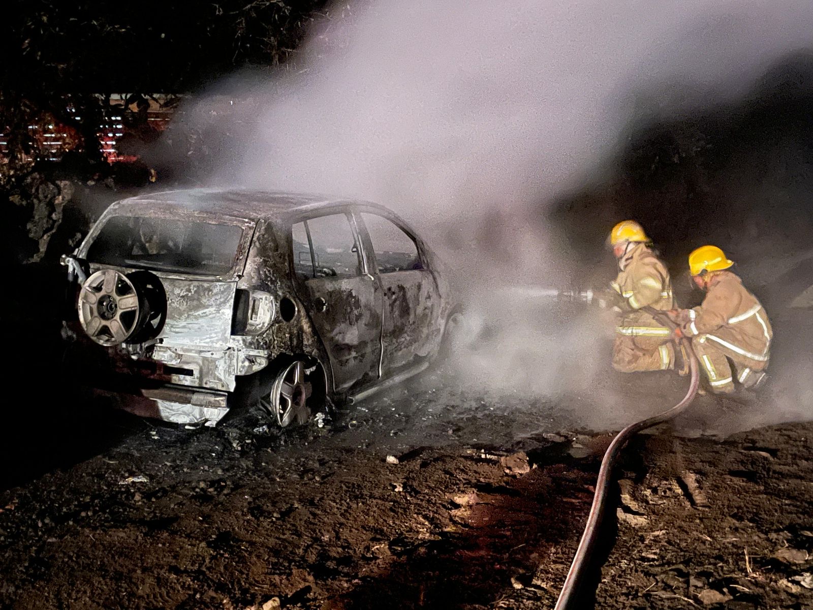 Incendio consume auto compacto en La Basilia 