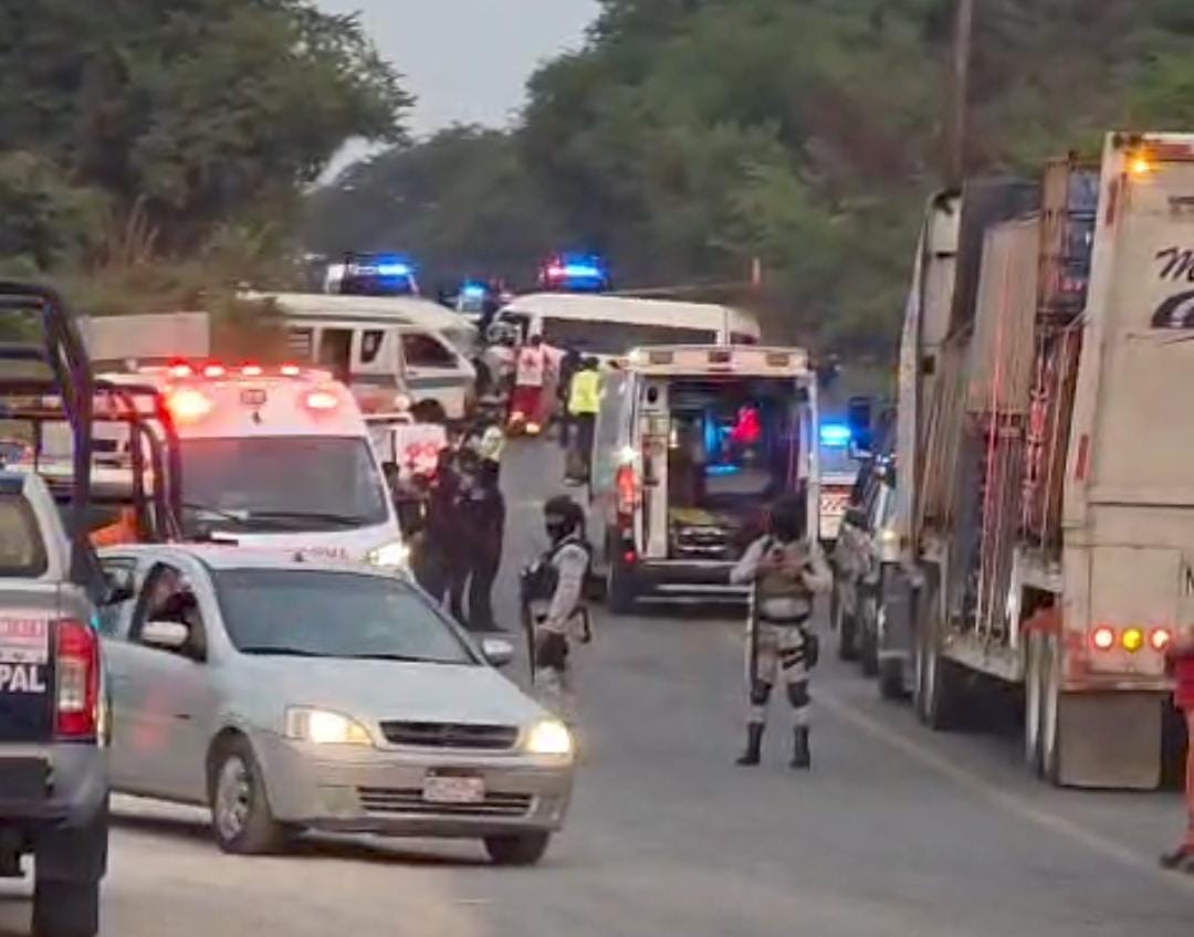 3 muertos y 14 lesionados tras choque frontal de combis, en Lázaro Cárdenas 