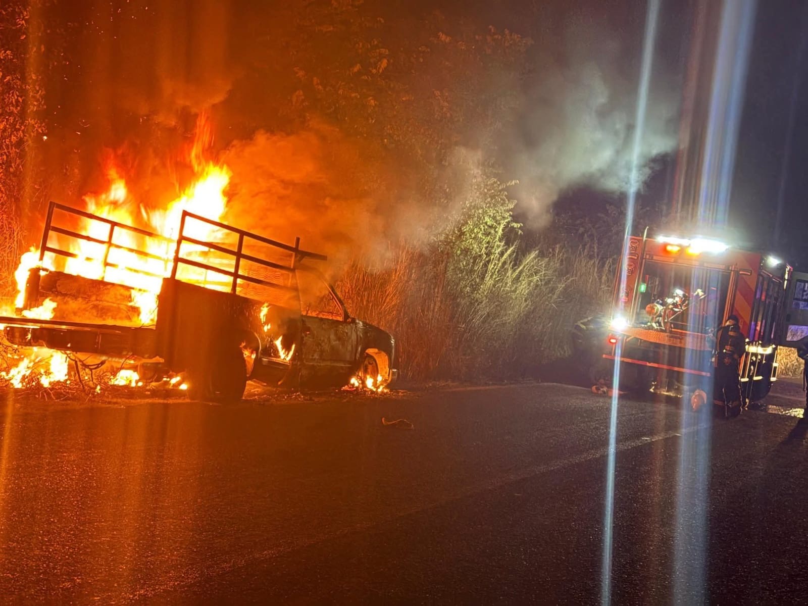 Arde camioneta en la carretera Tacámbaro-Yoricostio 