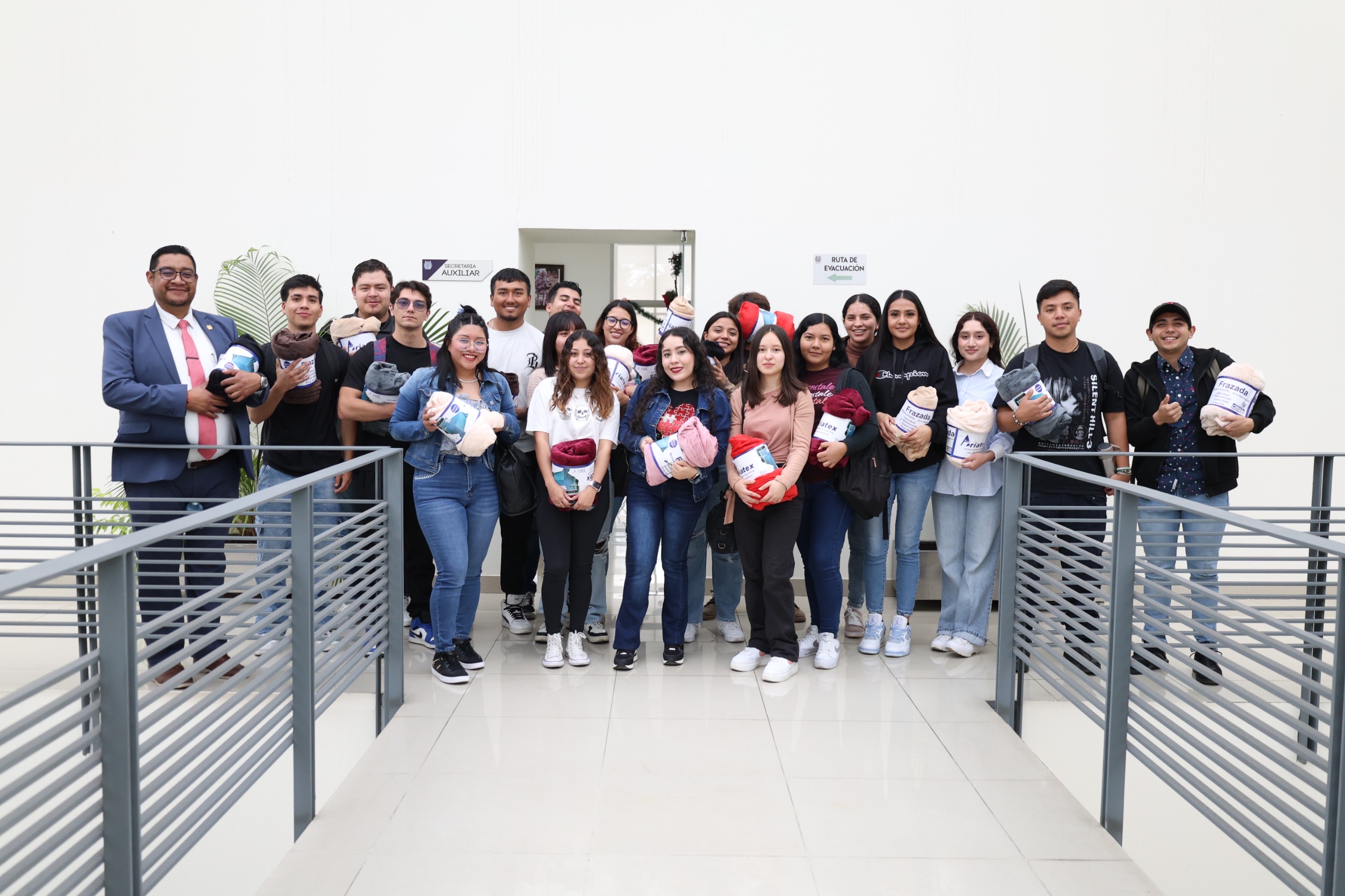 ¡Abriguemos corazones!, UMSNH invita a participar en la campaña de donación de cobijas