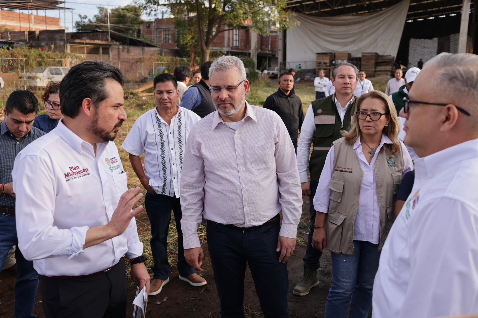 Bedolla y Zoé Robledo visitan predio para construcción de UMF en Nuevo Parangaricutiro