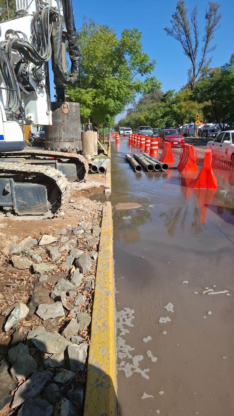 Se atiende fuga de agua en Calzada Juárez derivada de obra que se realiza en la zona