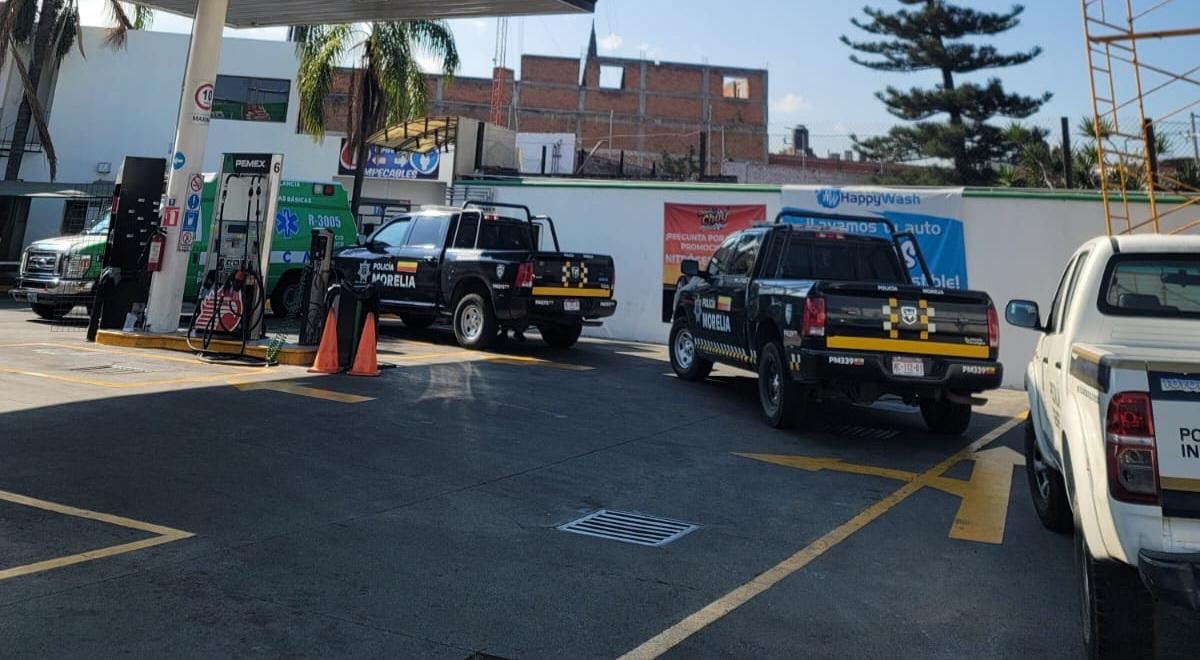 Hallan a sujeto muerto dentro de los baños de una gasolinera en Morelia 