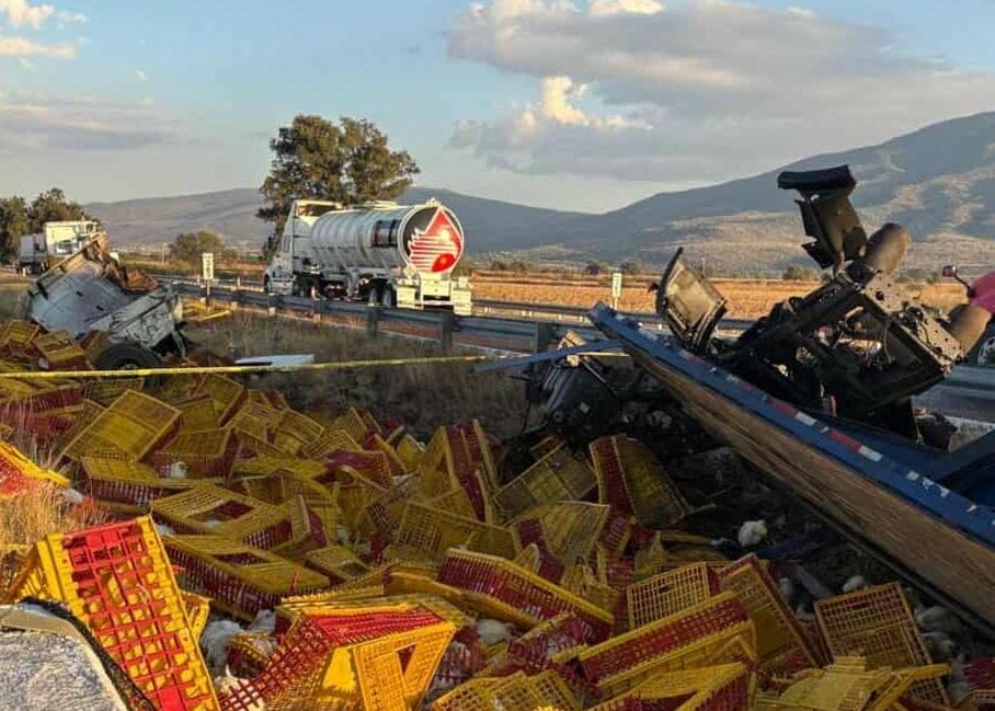 Accidente de tractocamión pollero deja un muerto en la México-Guadalajara