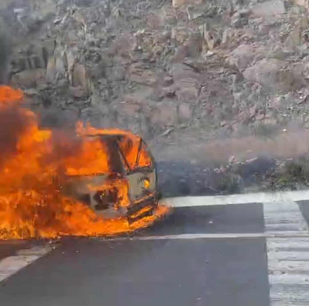 Vehículo se incendia en la autopista Pátzcuaro-Cuitzeo