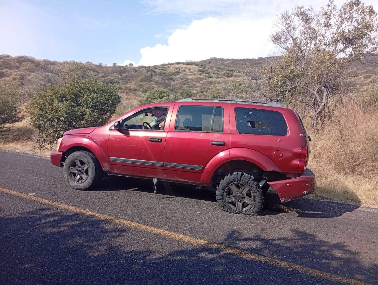 Un atacante abatido, 2 policías municipales heridos, asegurada una camioneta y material bélico tras enfrentamiento de Apatzingán