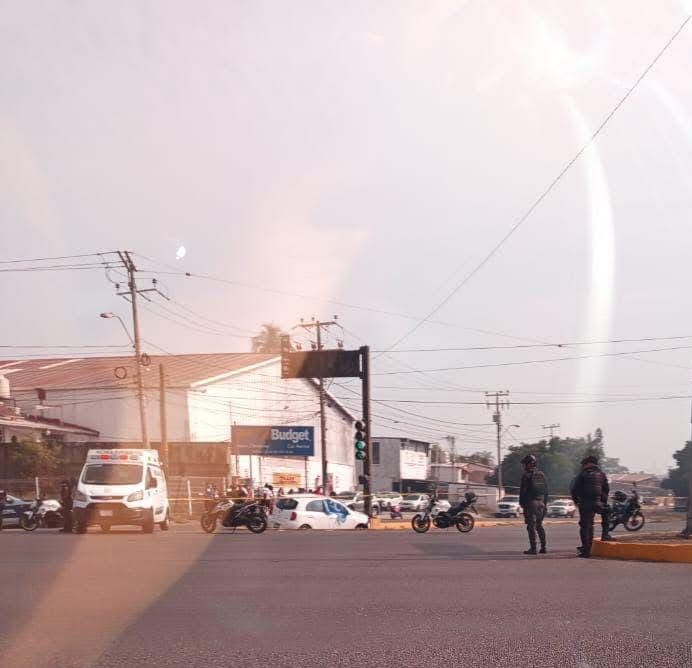 Hombre muere al volante tras posible infarto en pleno crucero de Lázaro Cárdenas