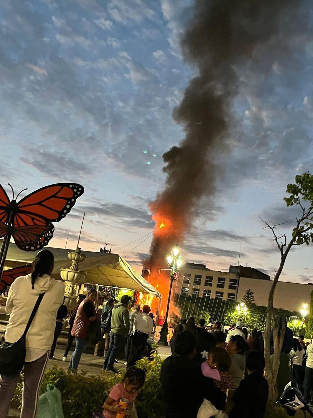 Queman árbol navideño en Zitácuaro durante protesta por el asesinato de Ángeles Esquivel