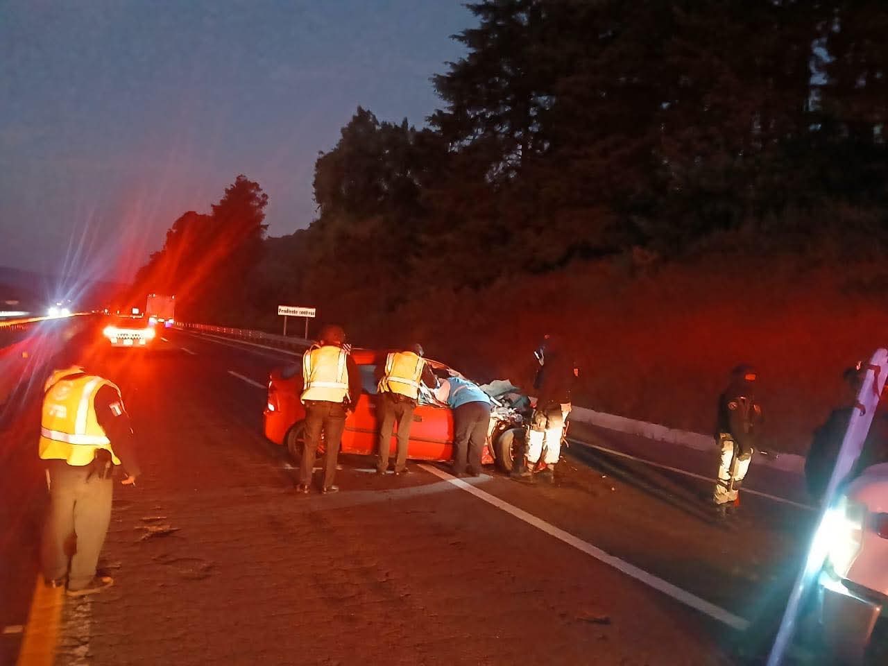 Automovilista muere tras fuerte choque por alcance en la autopista Siglo XXI