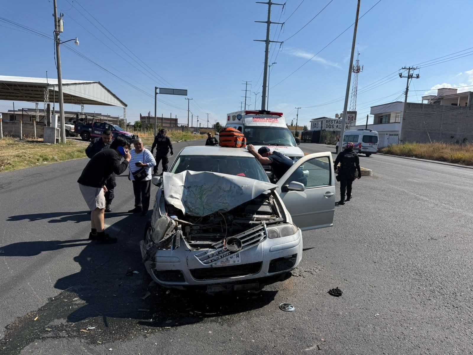 Choque entre automóvil y maquinaria agrícola deja un lesionado en La Piedad