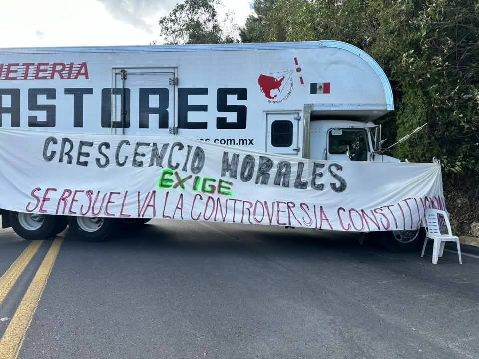 Comuneros de Crescencio Morales detienen el paso en la Zitácuaro-Toluca 