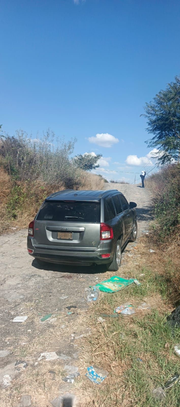 Hallan tres ejecutad0s dentro de vehículo Jeep a la orilla de la Morelia-Pátzcuaro