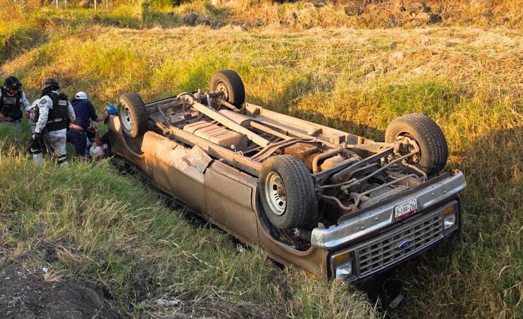 Mujer y niña heridas tras aparatosa volc4dura en el Libramiento Norte de Zamora