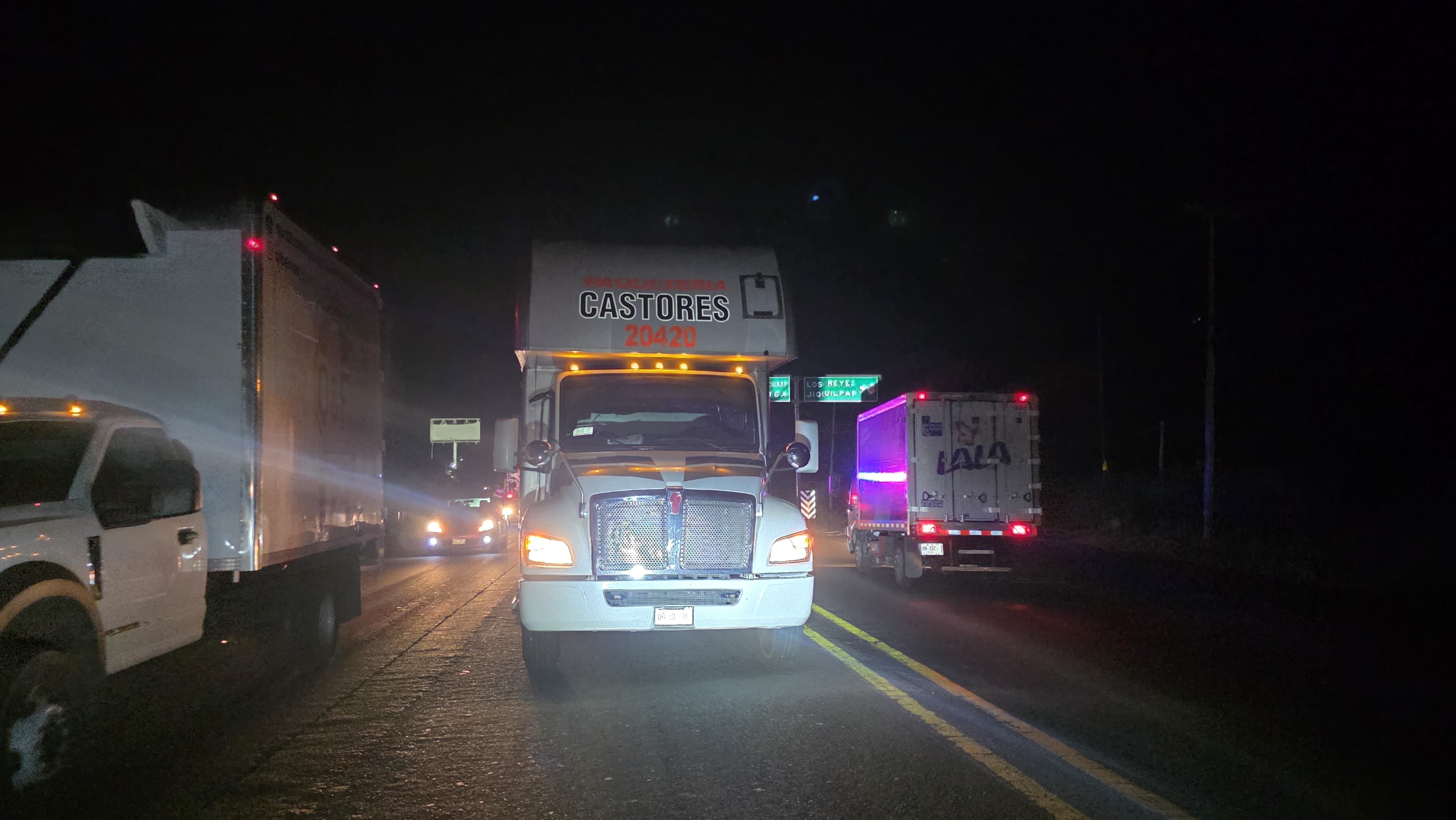 Motociclista mu3re tras chocar por alcance contra camión de carga, en Zamora