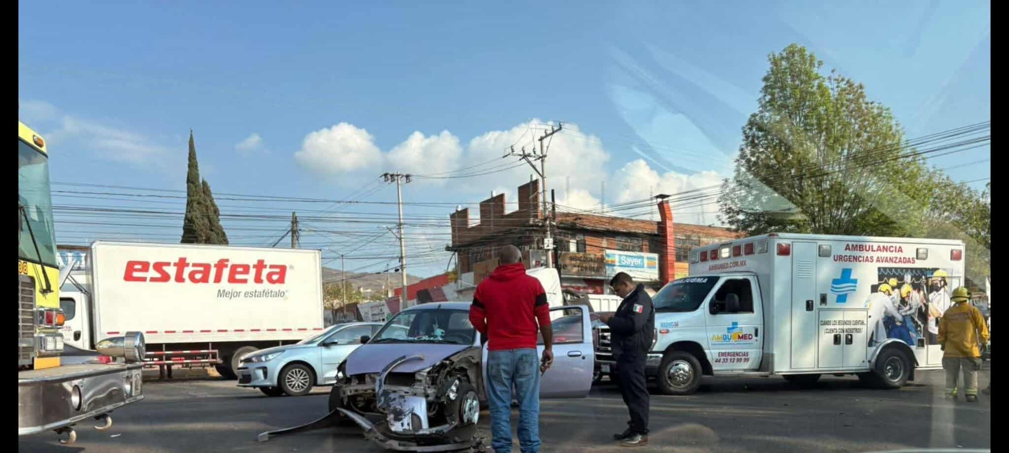 Accidente vehicular deja dos heridos en la Av. Madero Poniente de Morelia 